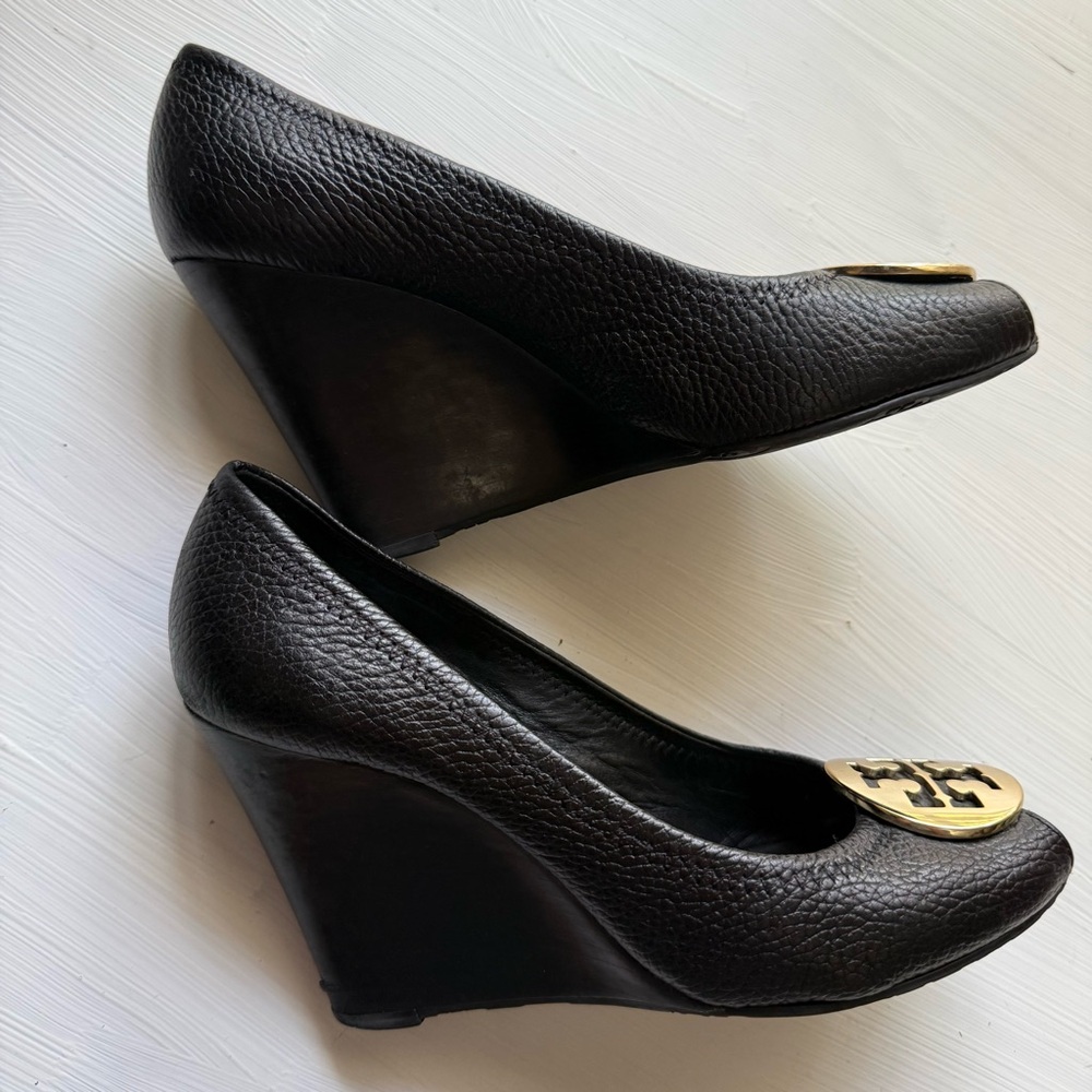 TORY BURCH BENTON LOGO PEEP TOE WEDGE HEEL PUMP SZ 7.5 M BLACK PRE-OWNED - Picture 4 of 8